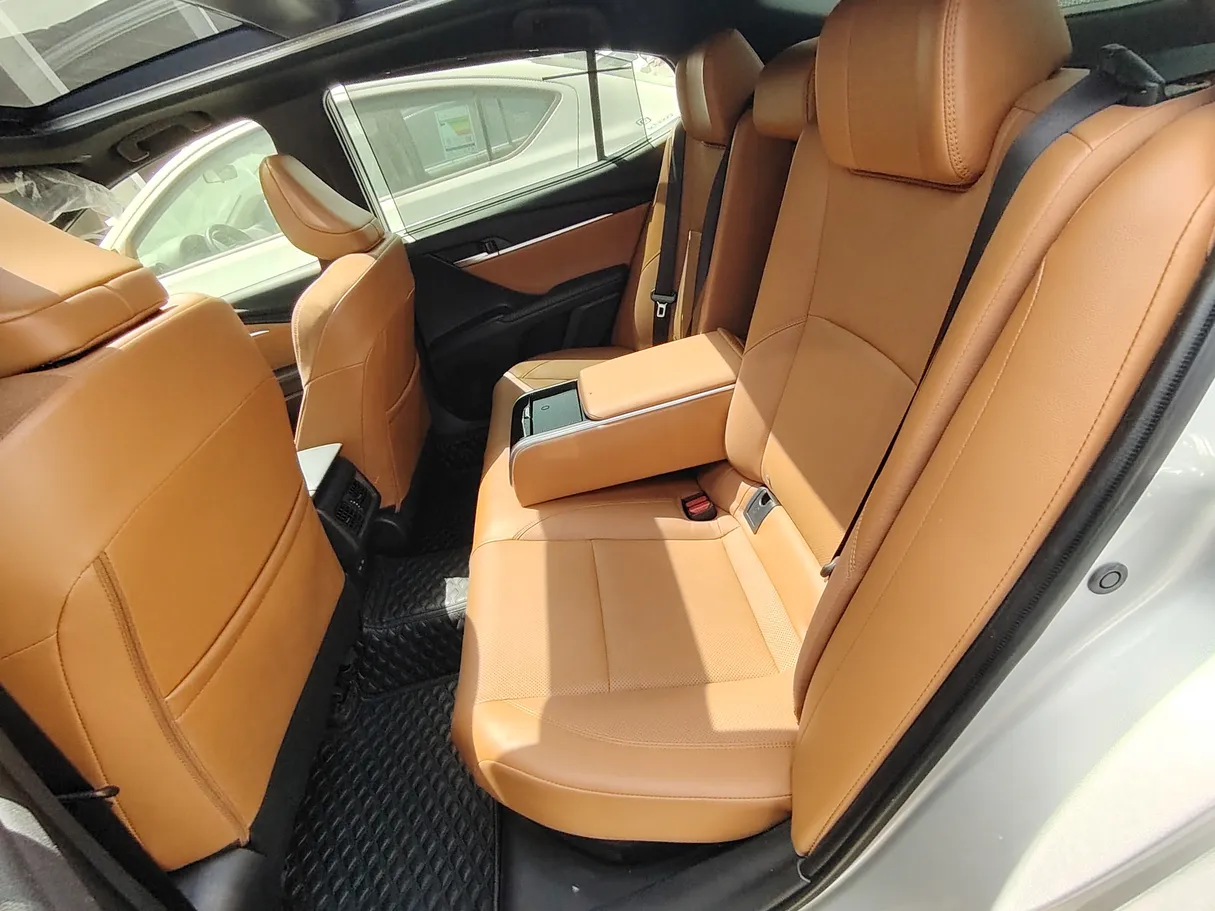 Car image 24