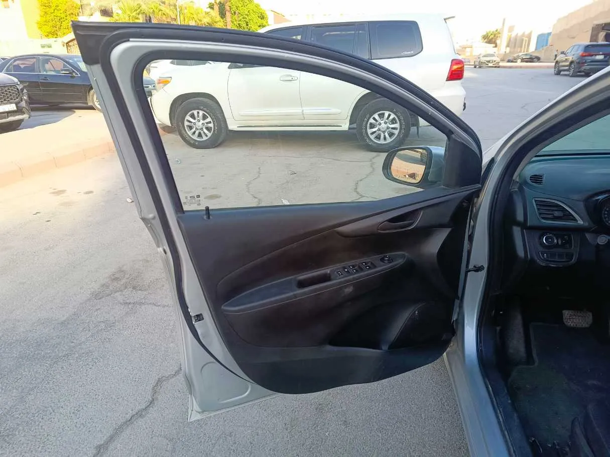 Car image 10