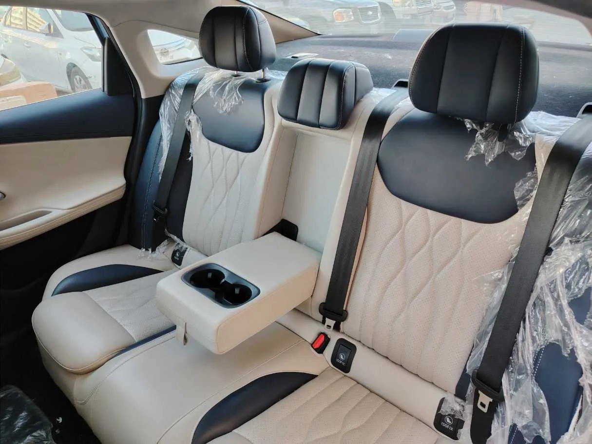 Car image 16