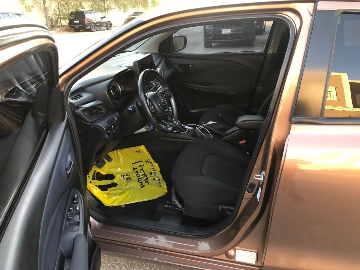 Car image 11