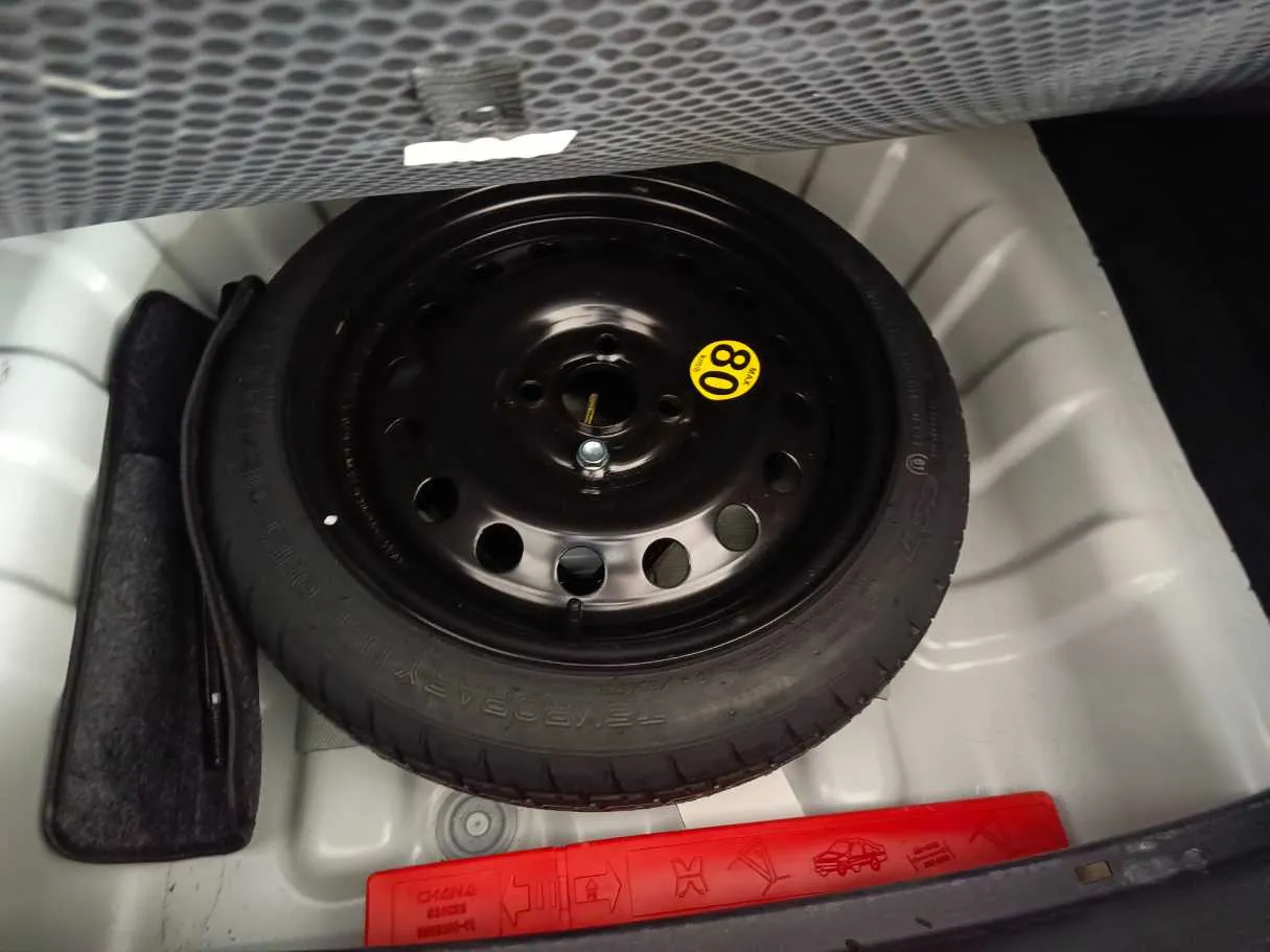 Car image 25
