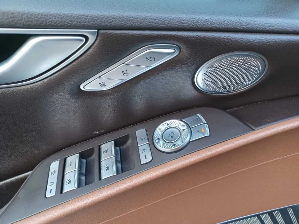 Car image 25