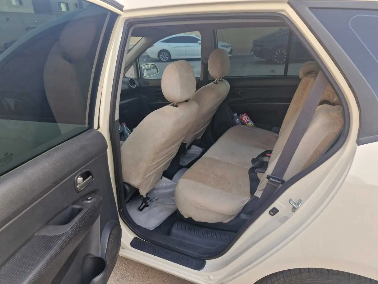 Car image 14
