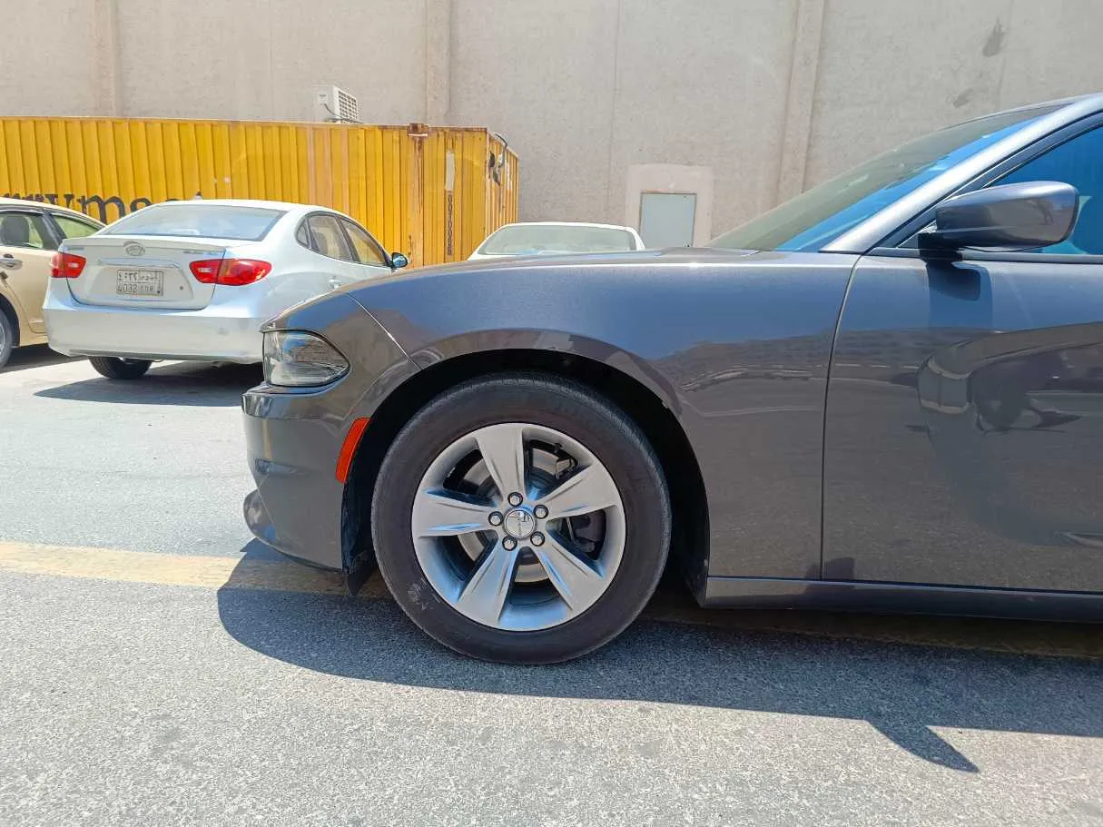 Car image 9