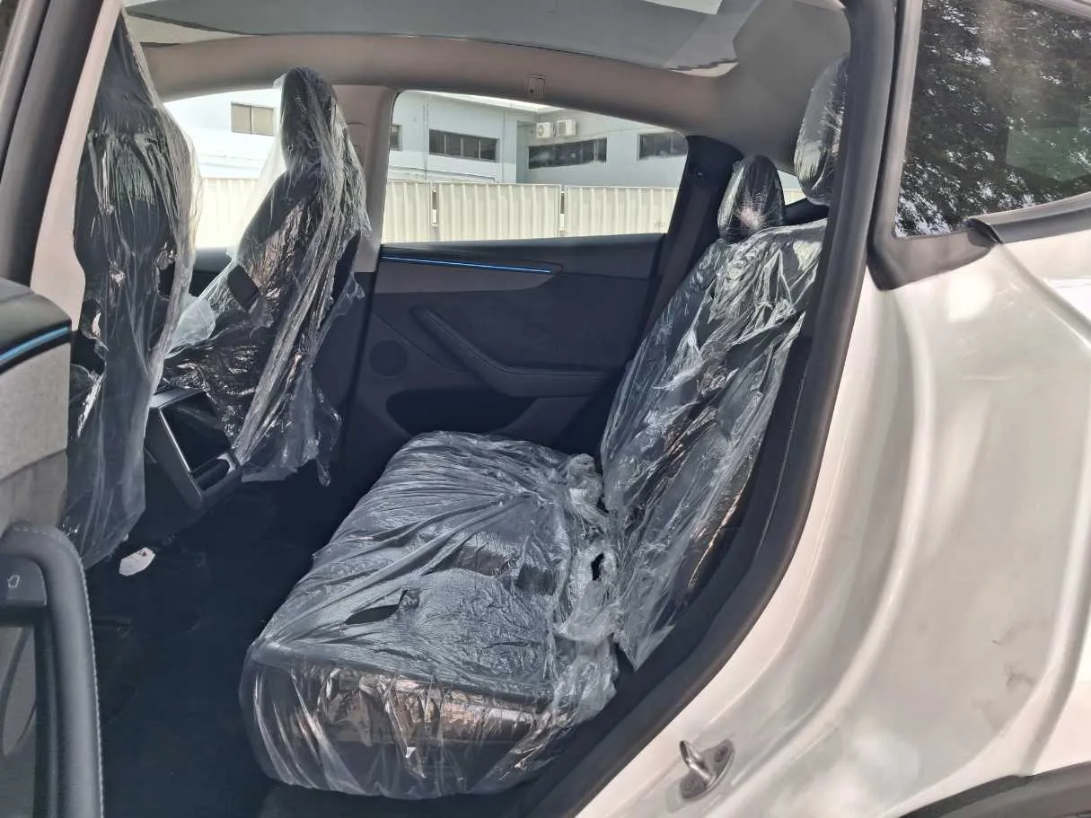 Car image 13