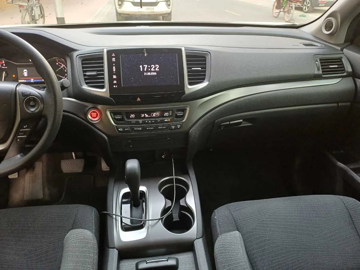 Car image 16