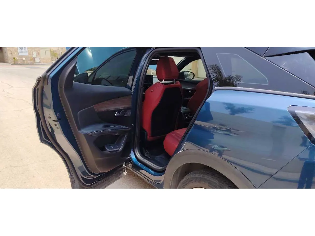 Car image 12