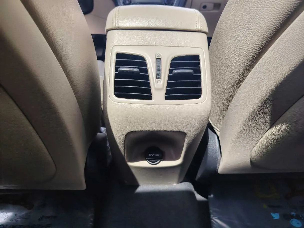Car image 30