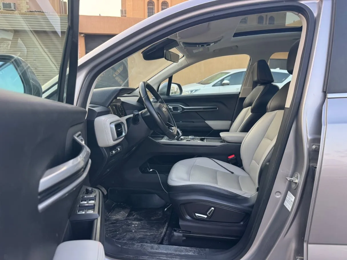 Car image 12