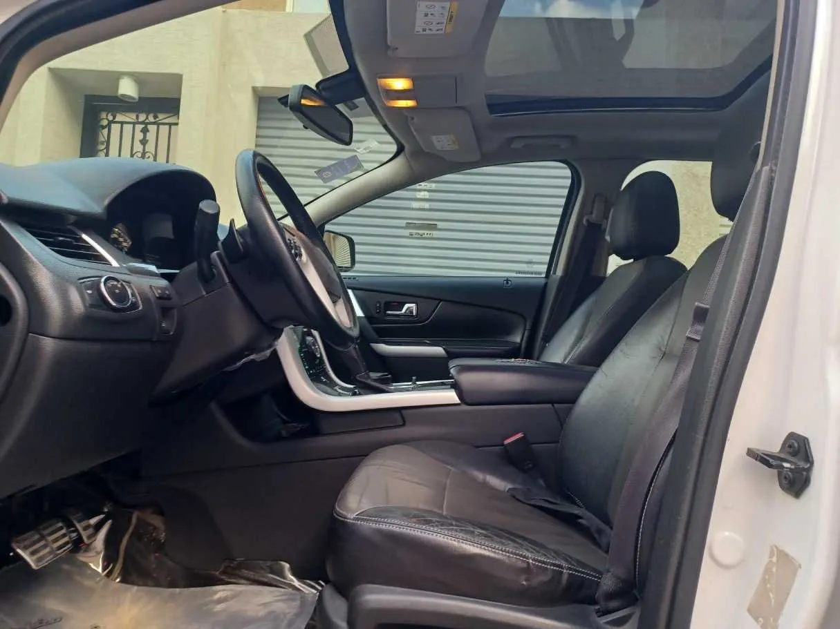 Car image 12