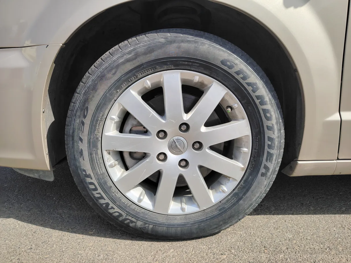Car image 9