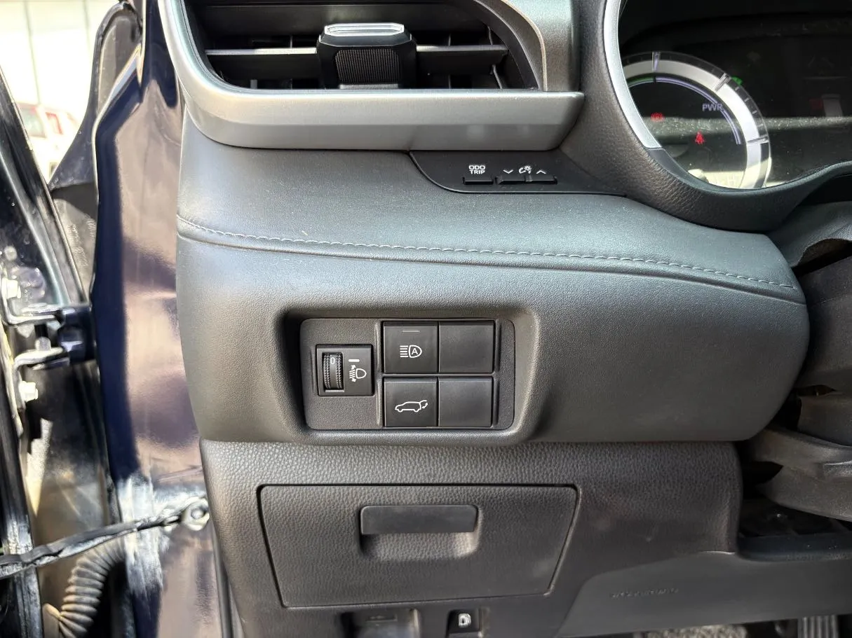 Car image 27