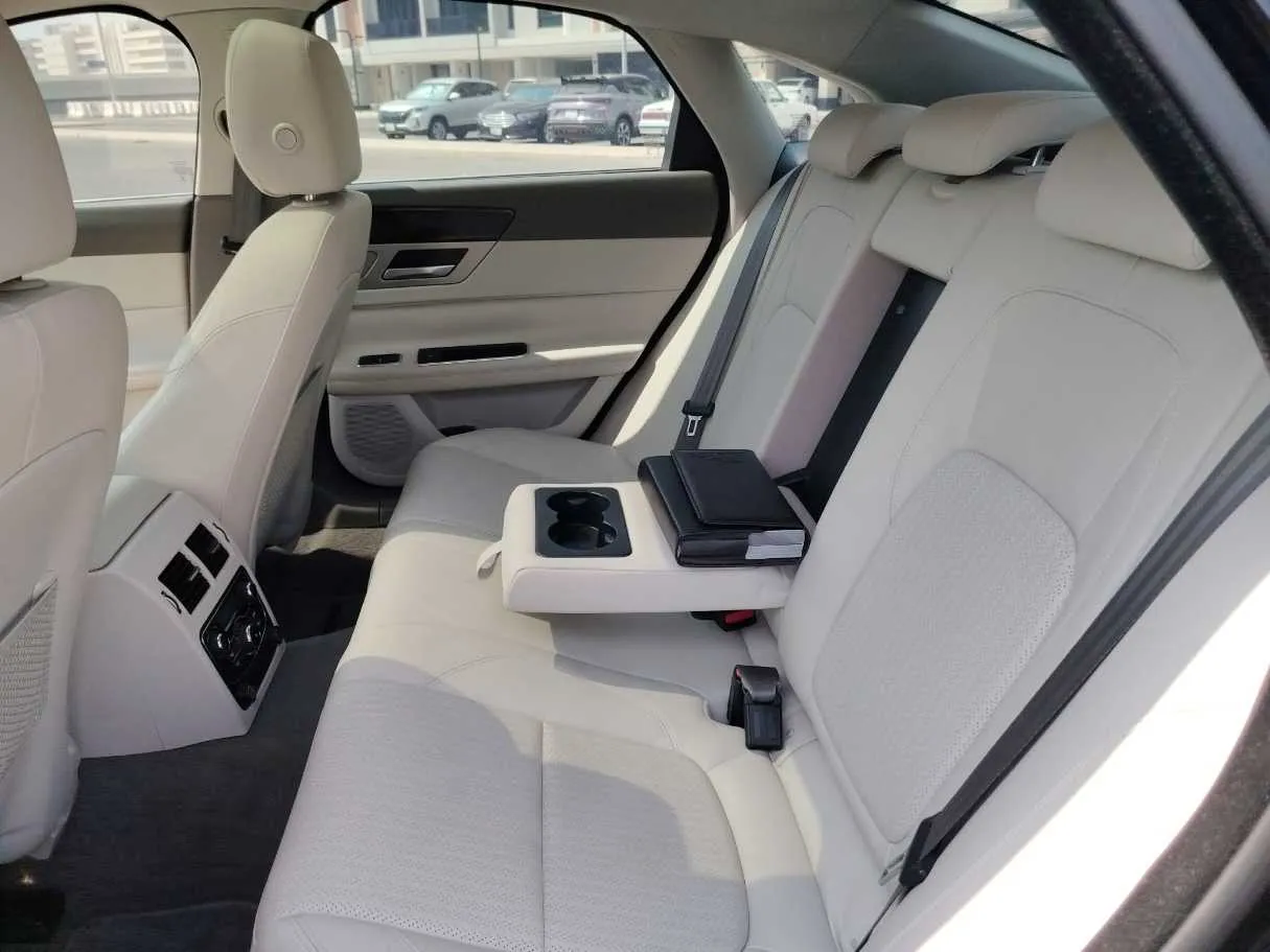 Car image 18