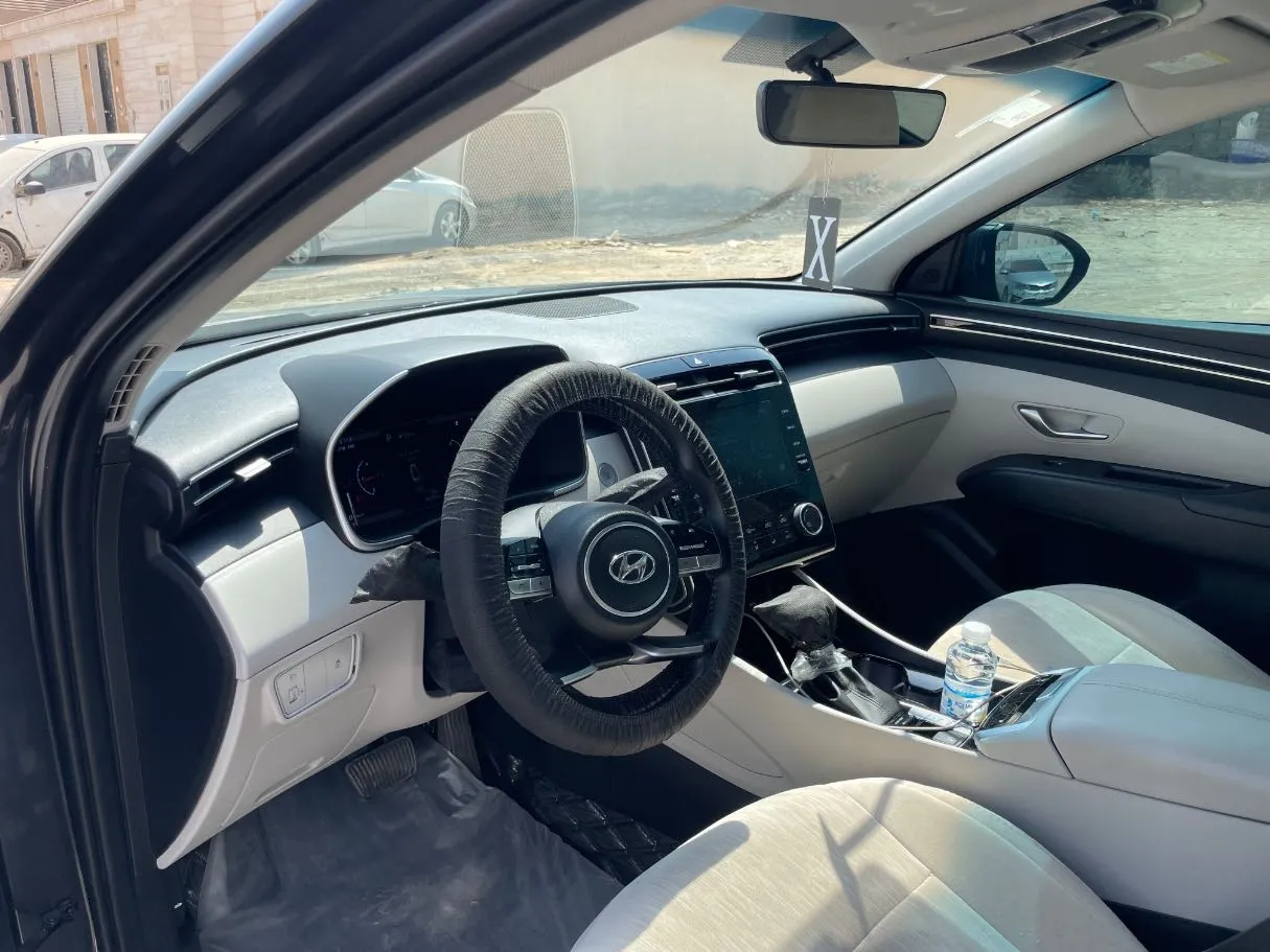 Car image 12