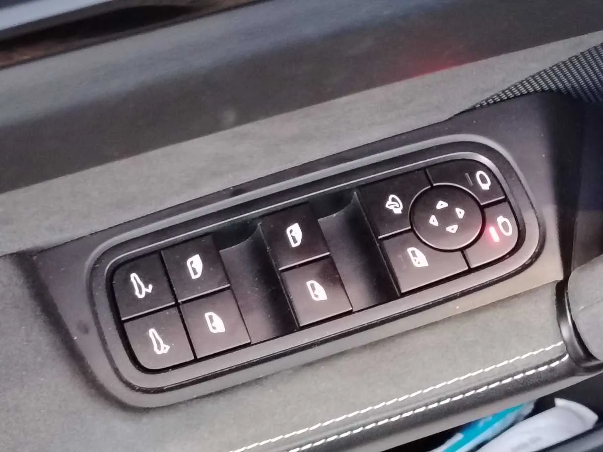 Car image 28