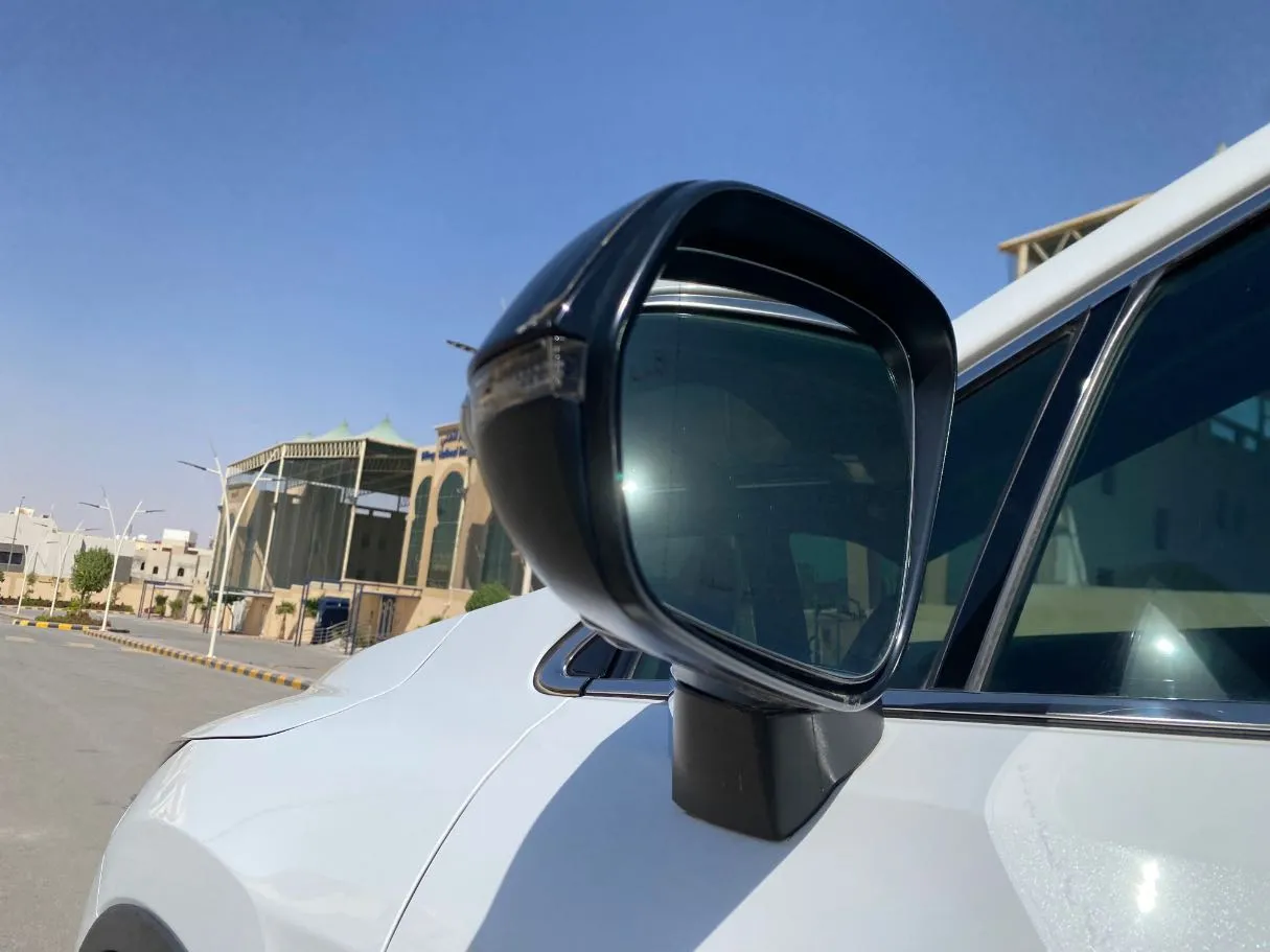 Car image 24