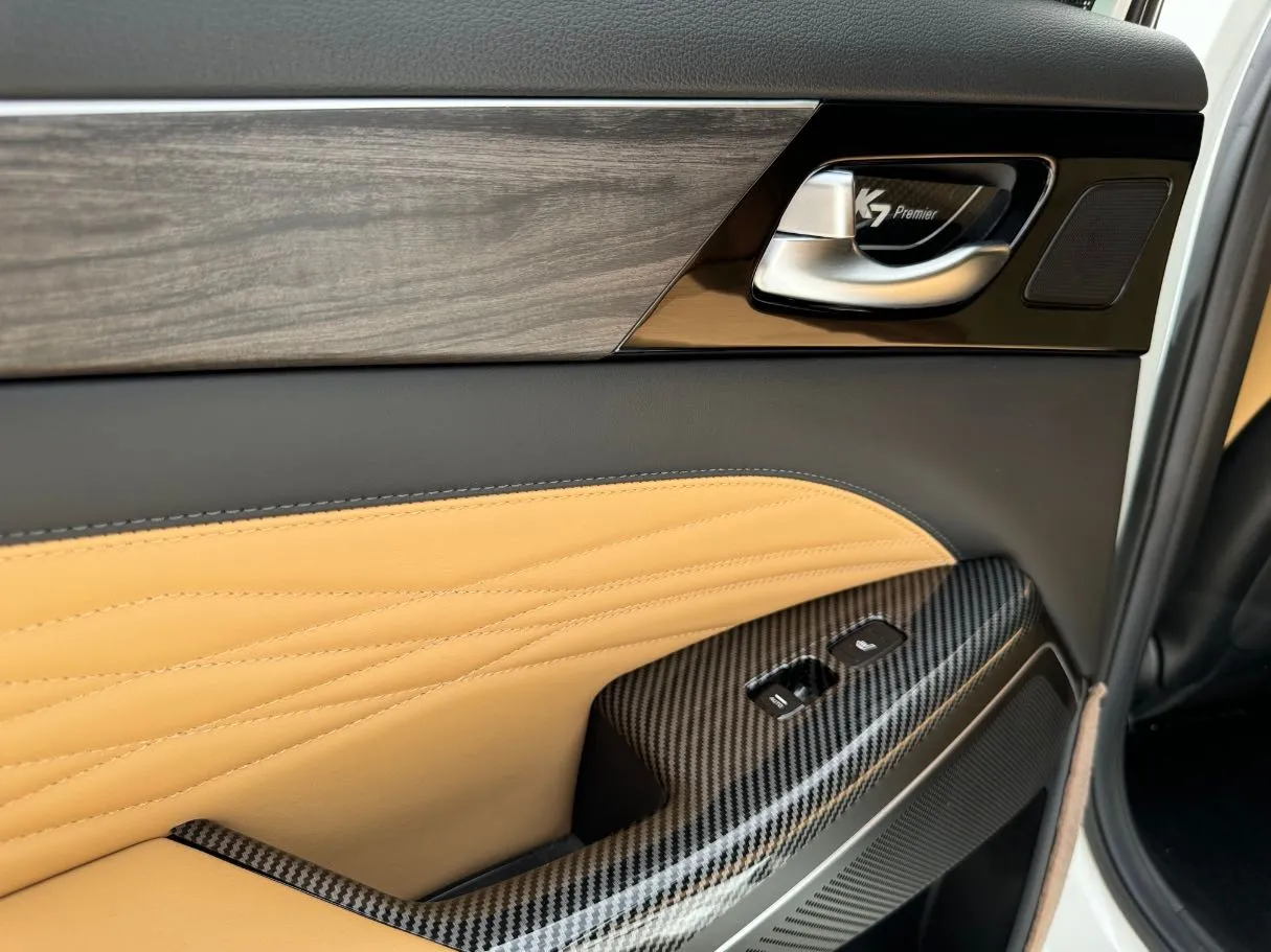 Car image 25