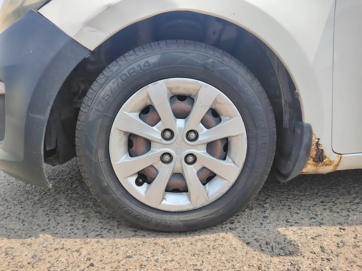 Car image 9