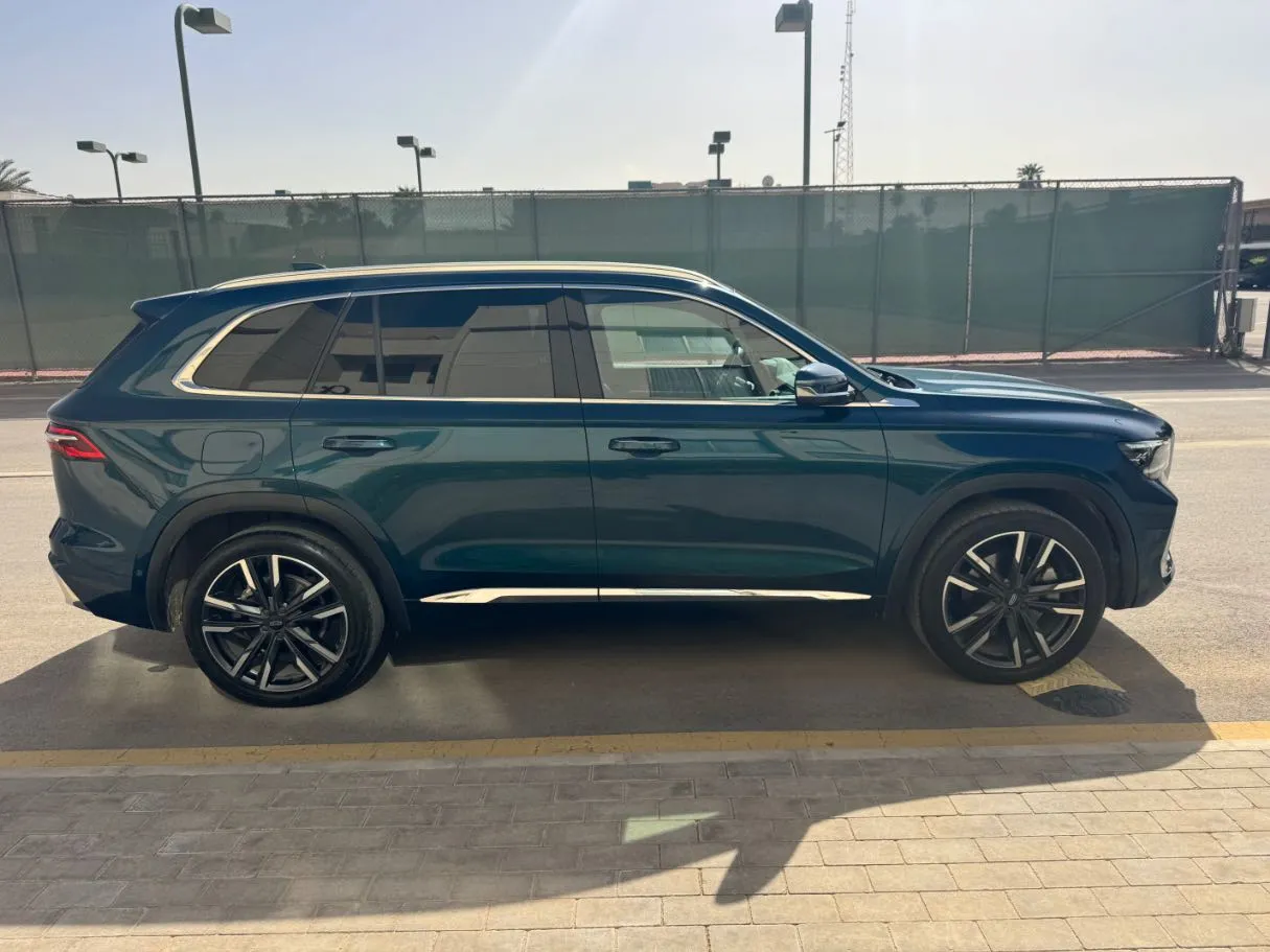 Car image 4