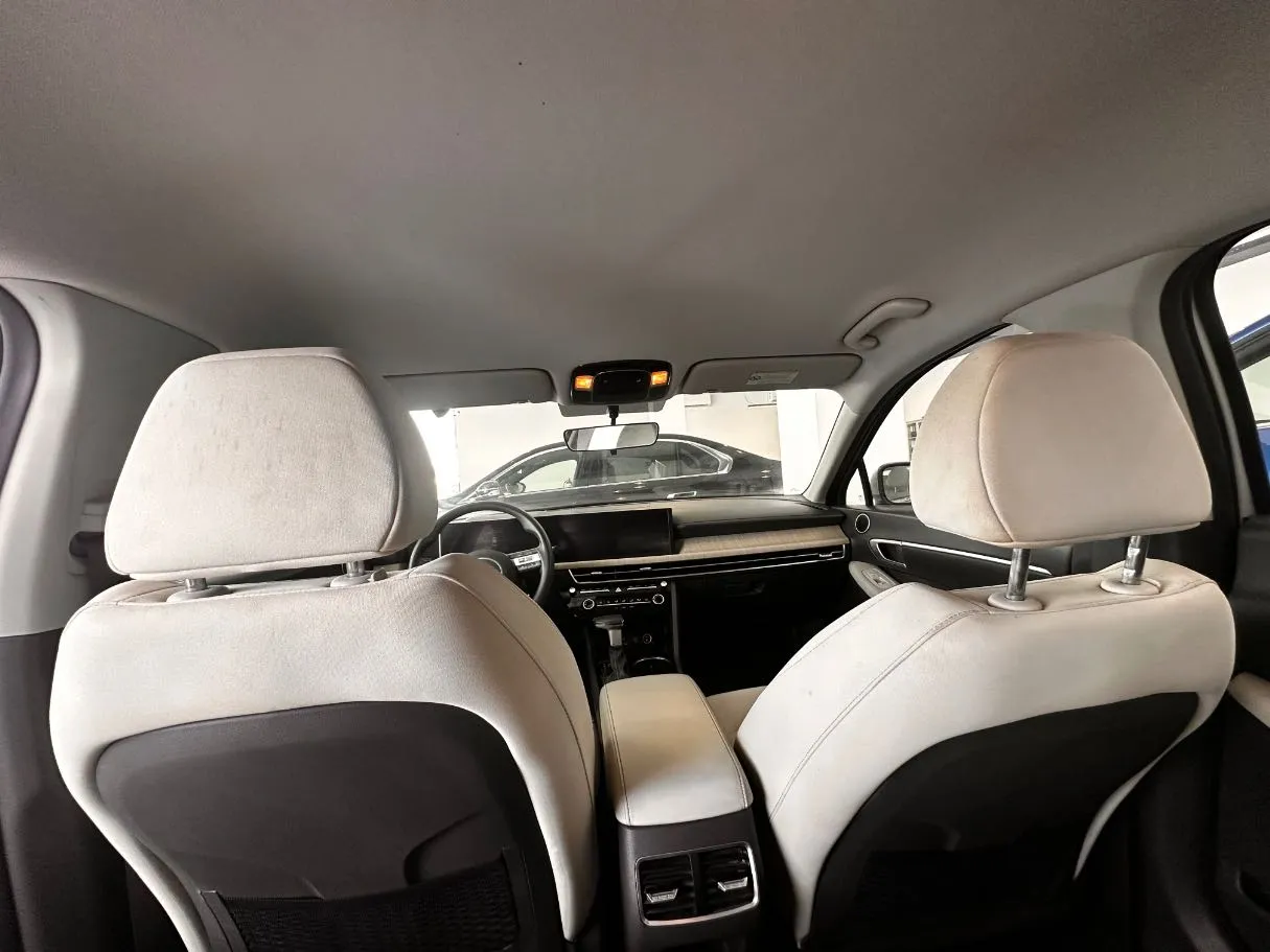Car image 14