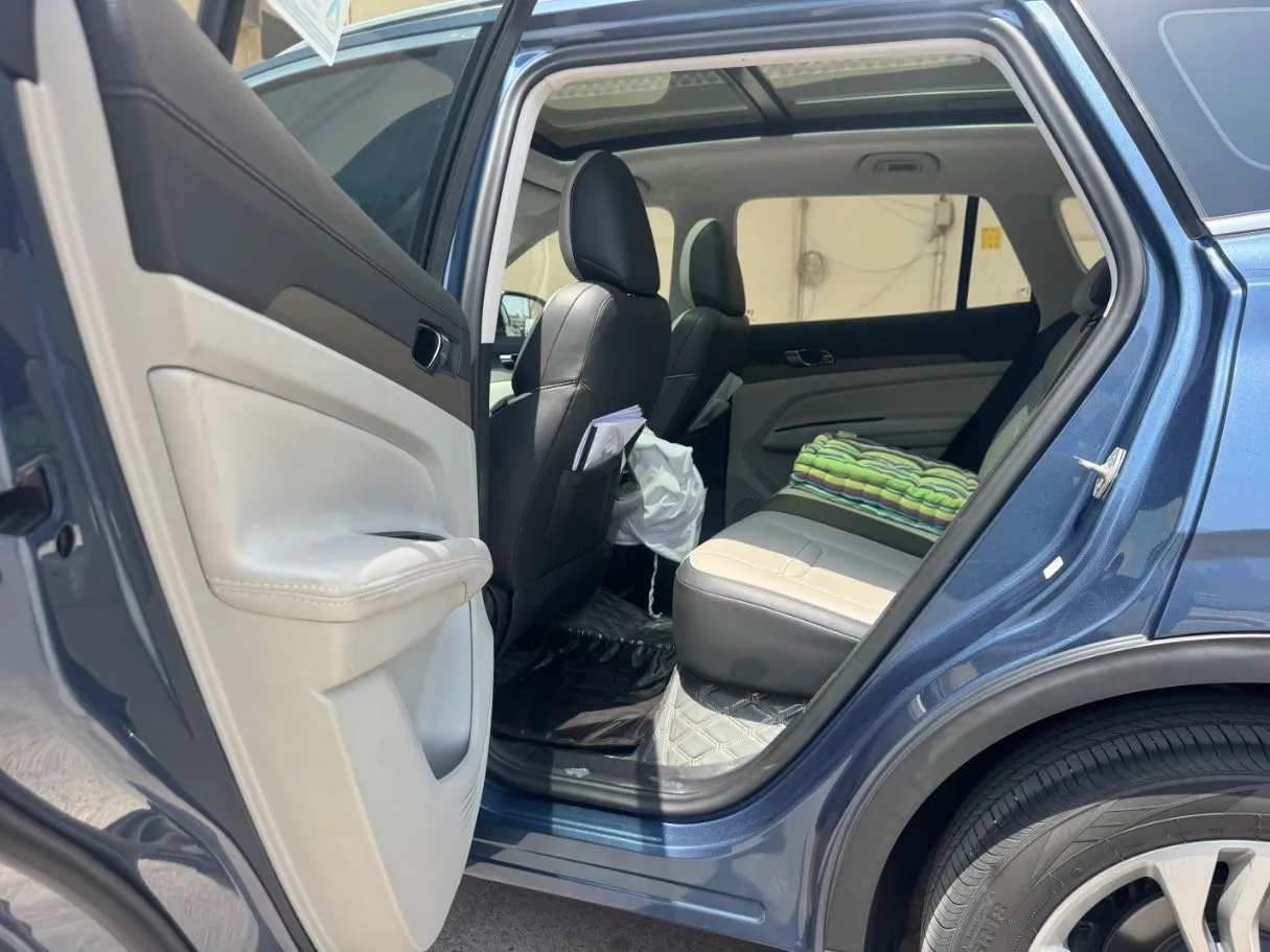 Car image 13