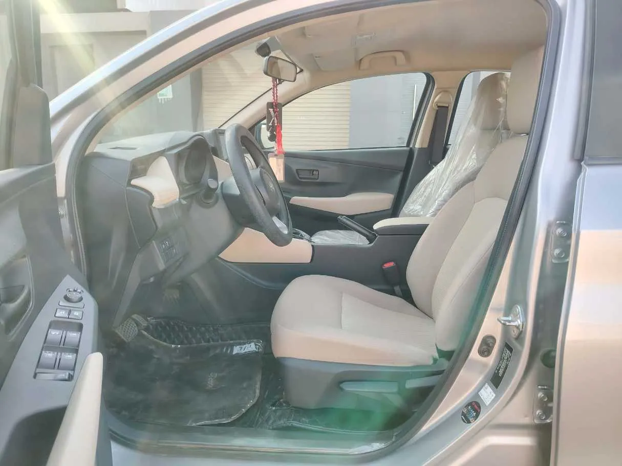 Car image 14