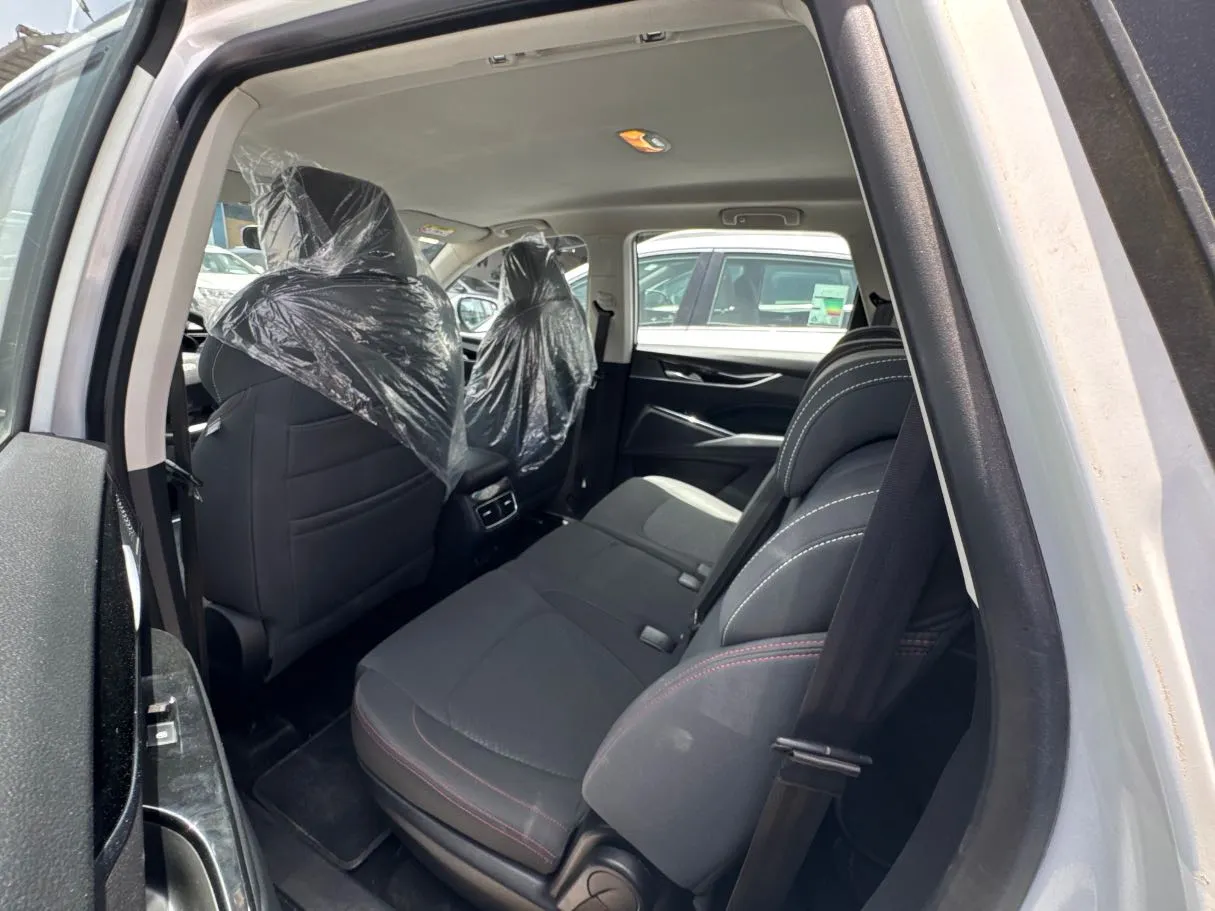 Car image 13