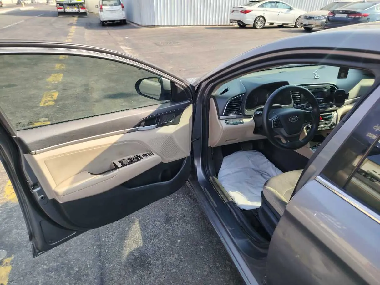 Car image 12