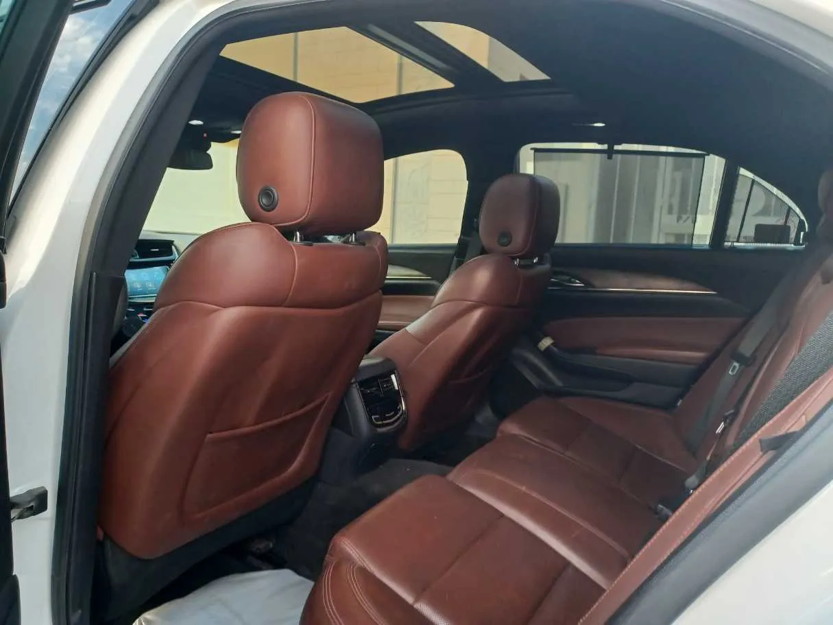 Car image 14