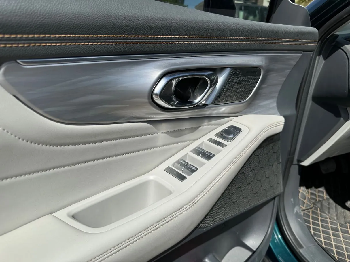 Car image 26