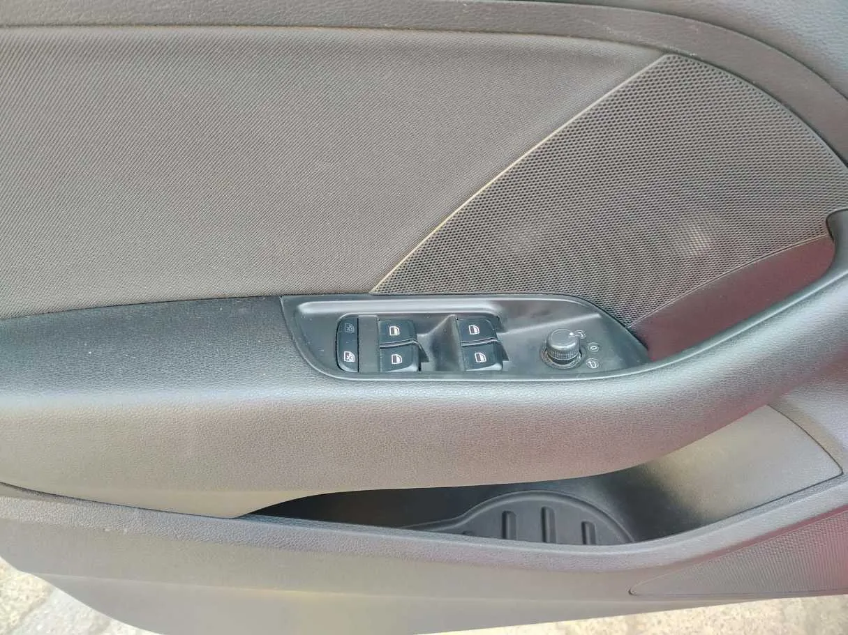 Car image 28