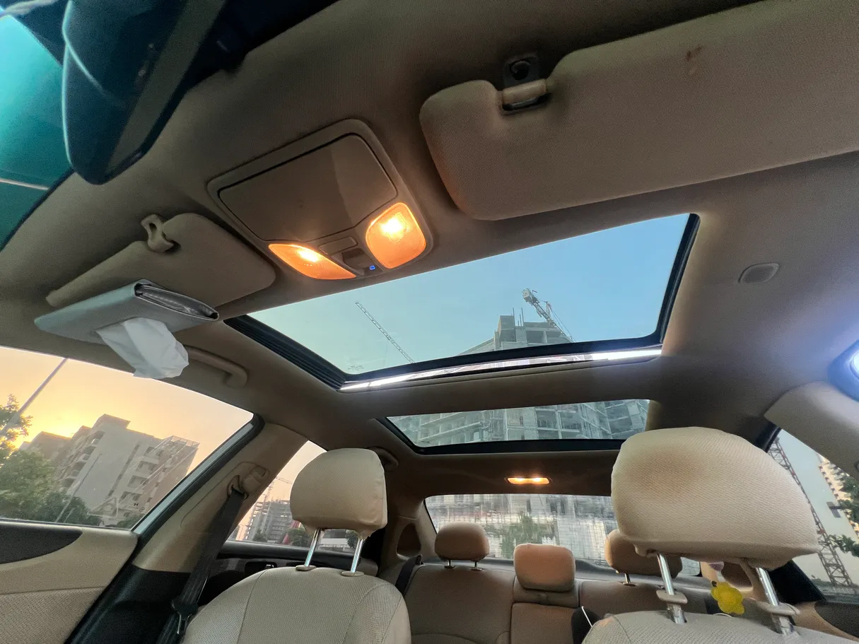 Car image 12