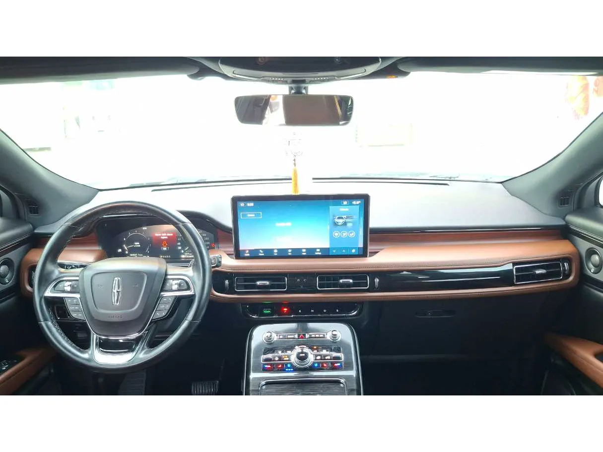 Car image 17