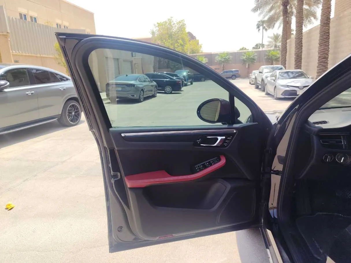Car image 11