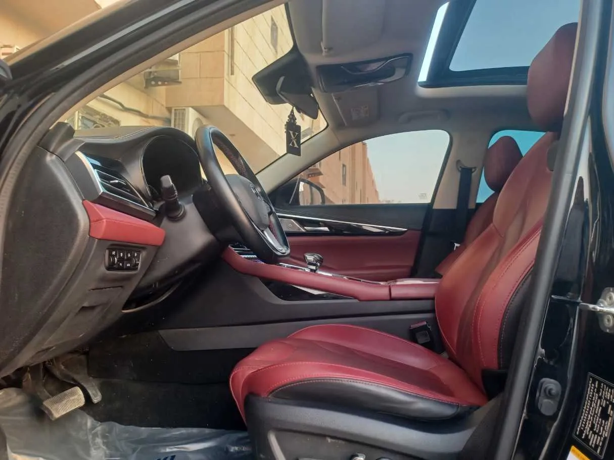 Car image 12
