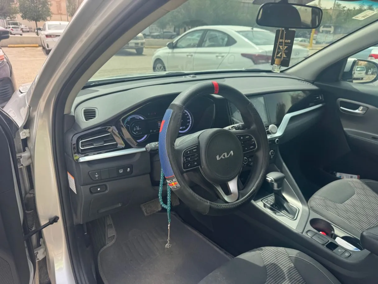 Car image 11