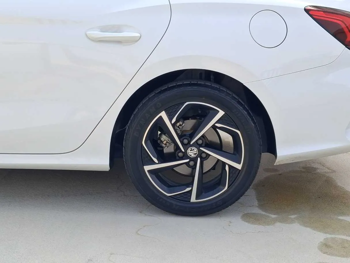 Car image 9
