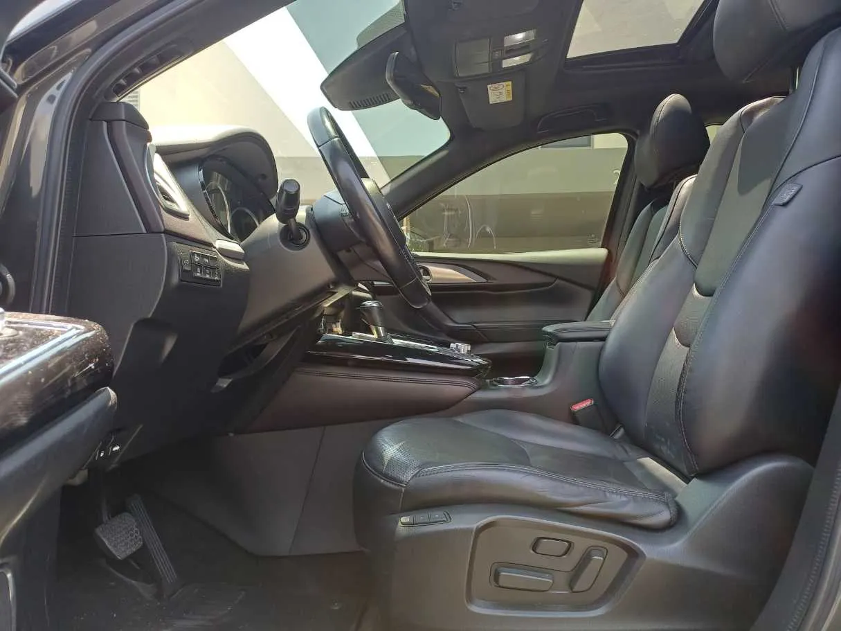 Car image 12