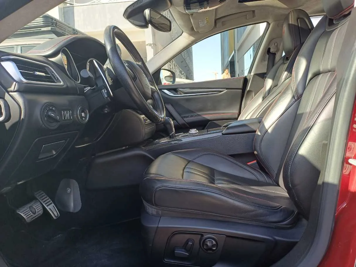 Car image 12