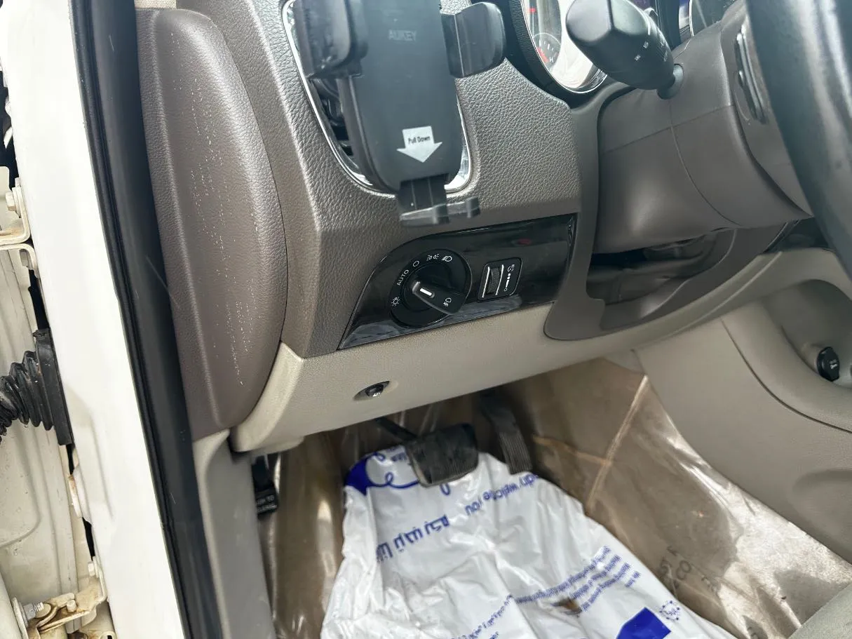 Car image 26