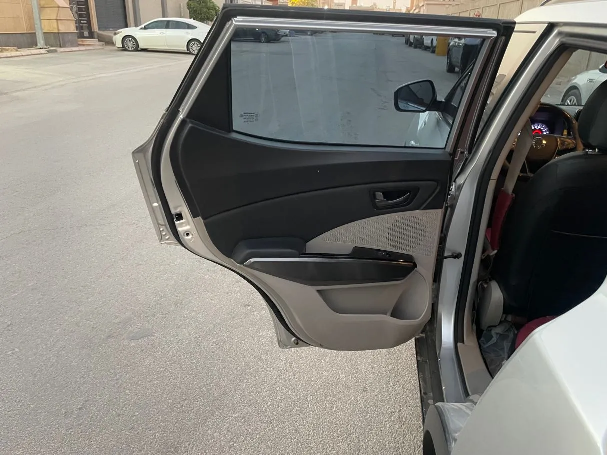 Car image 14
