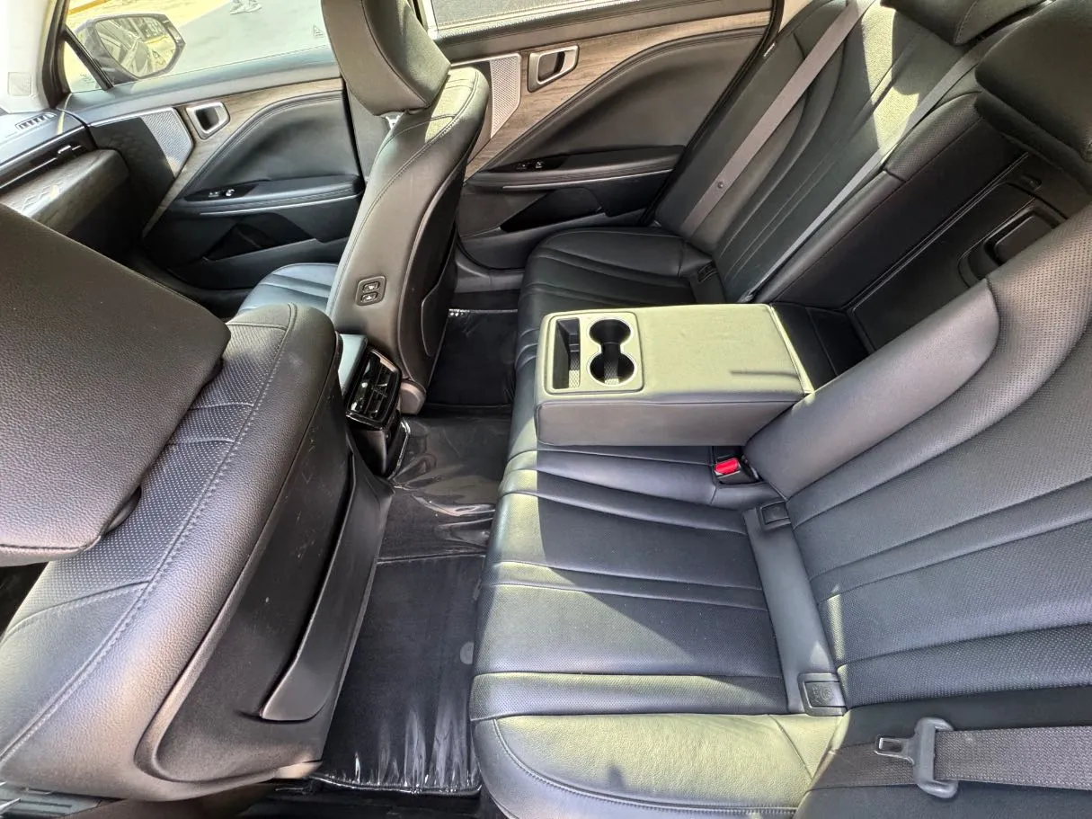 Car image 13