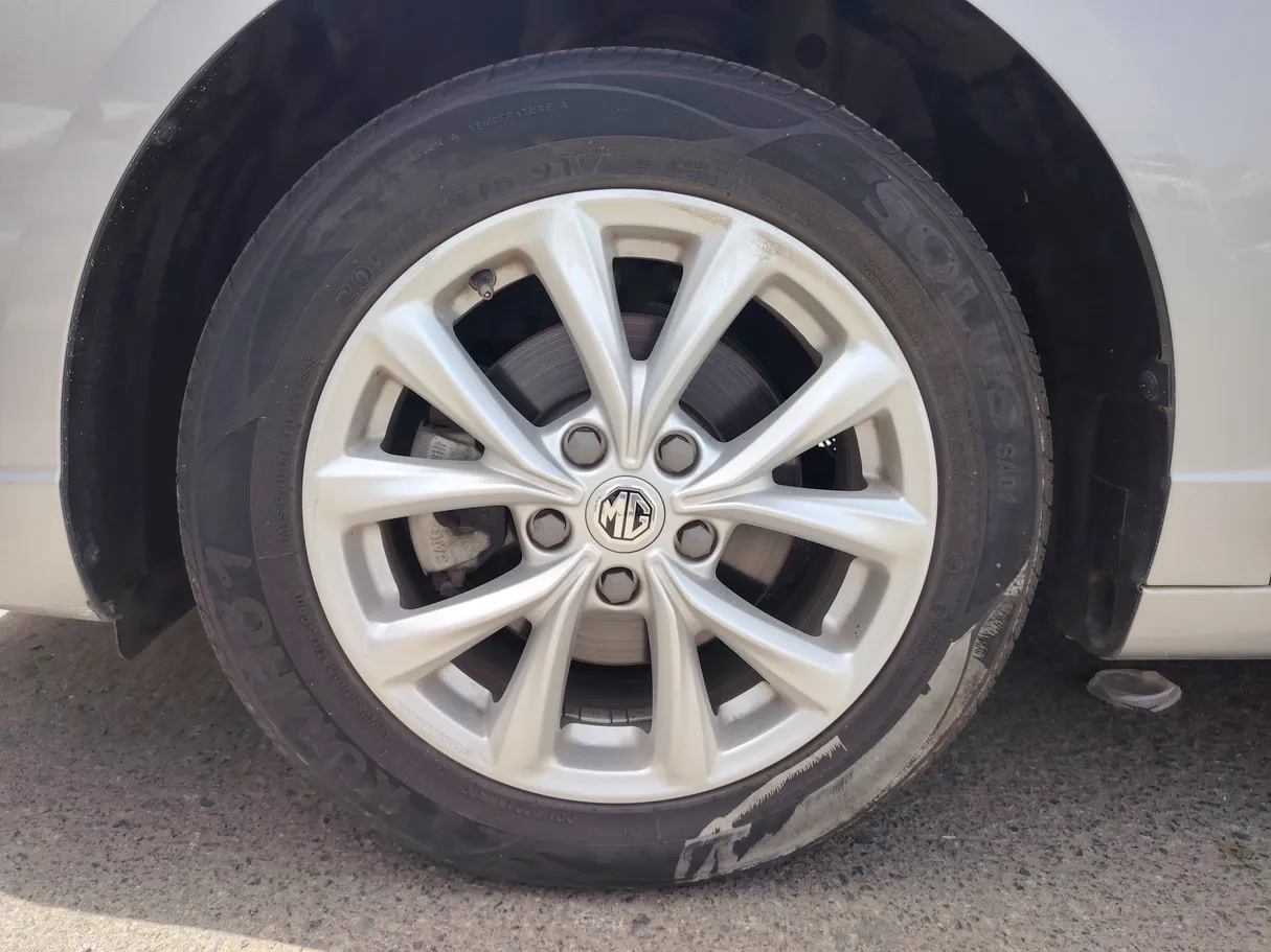 Car image 10