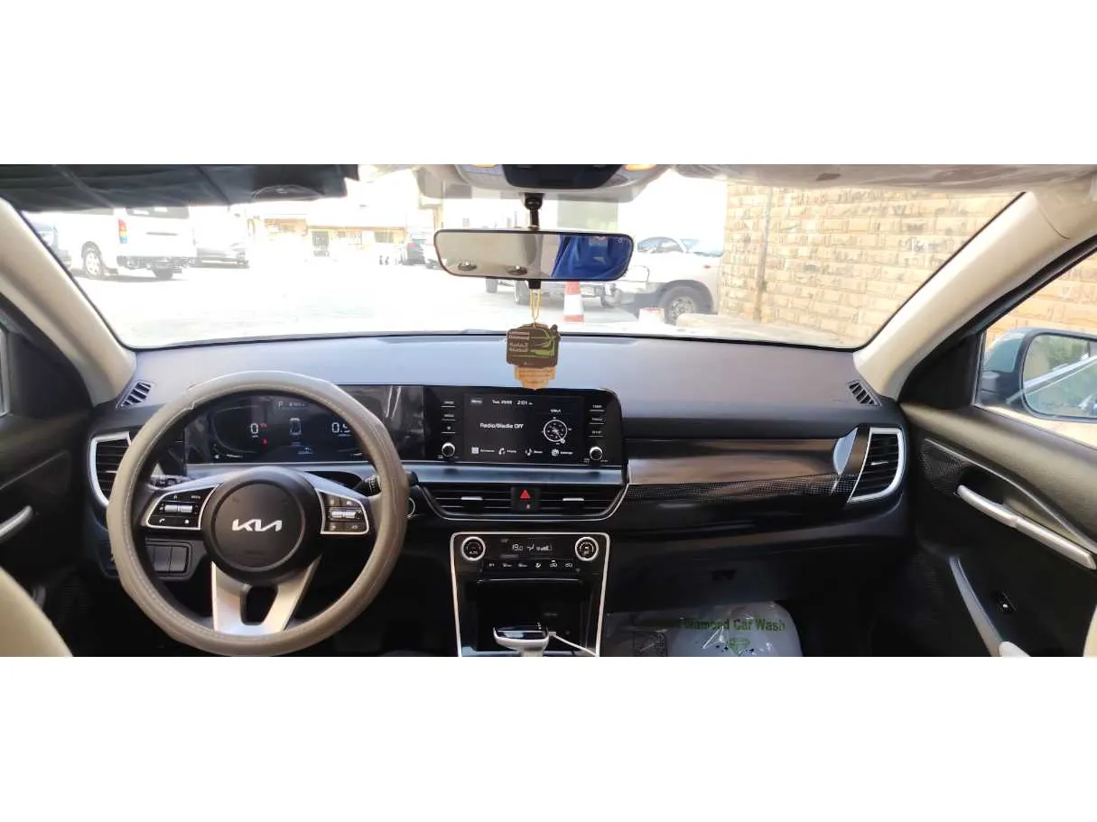 Car image 15