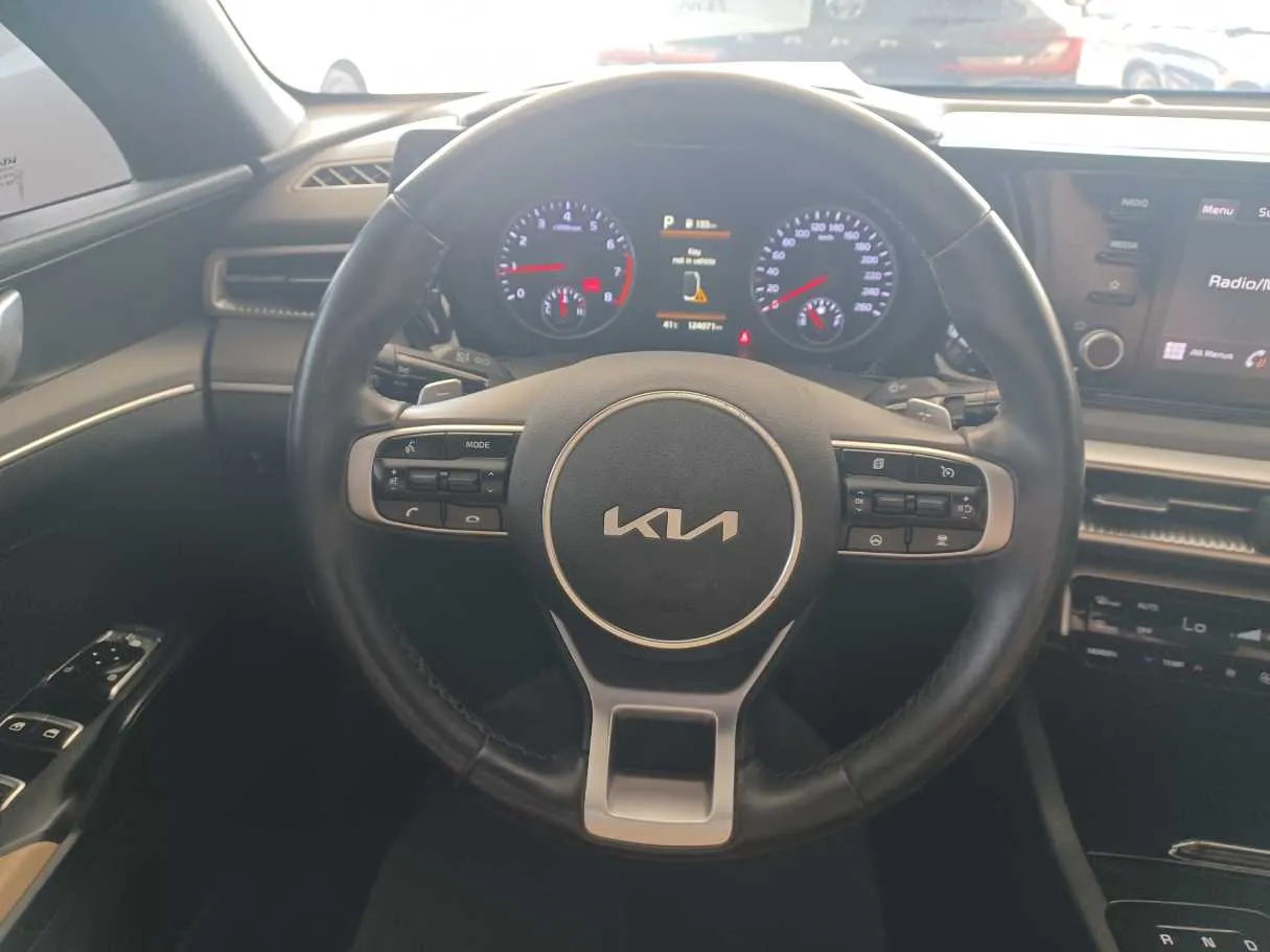 Car image 13