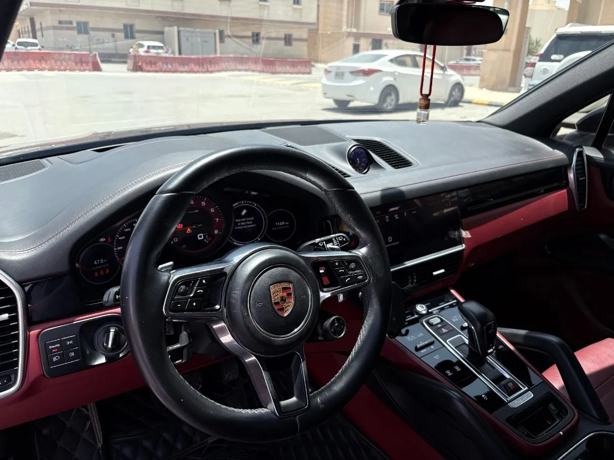 Car image 12