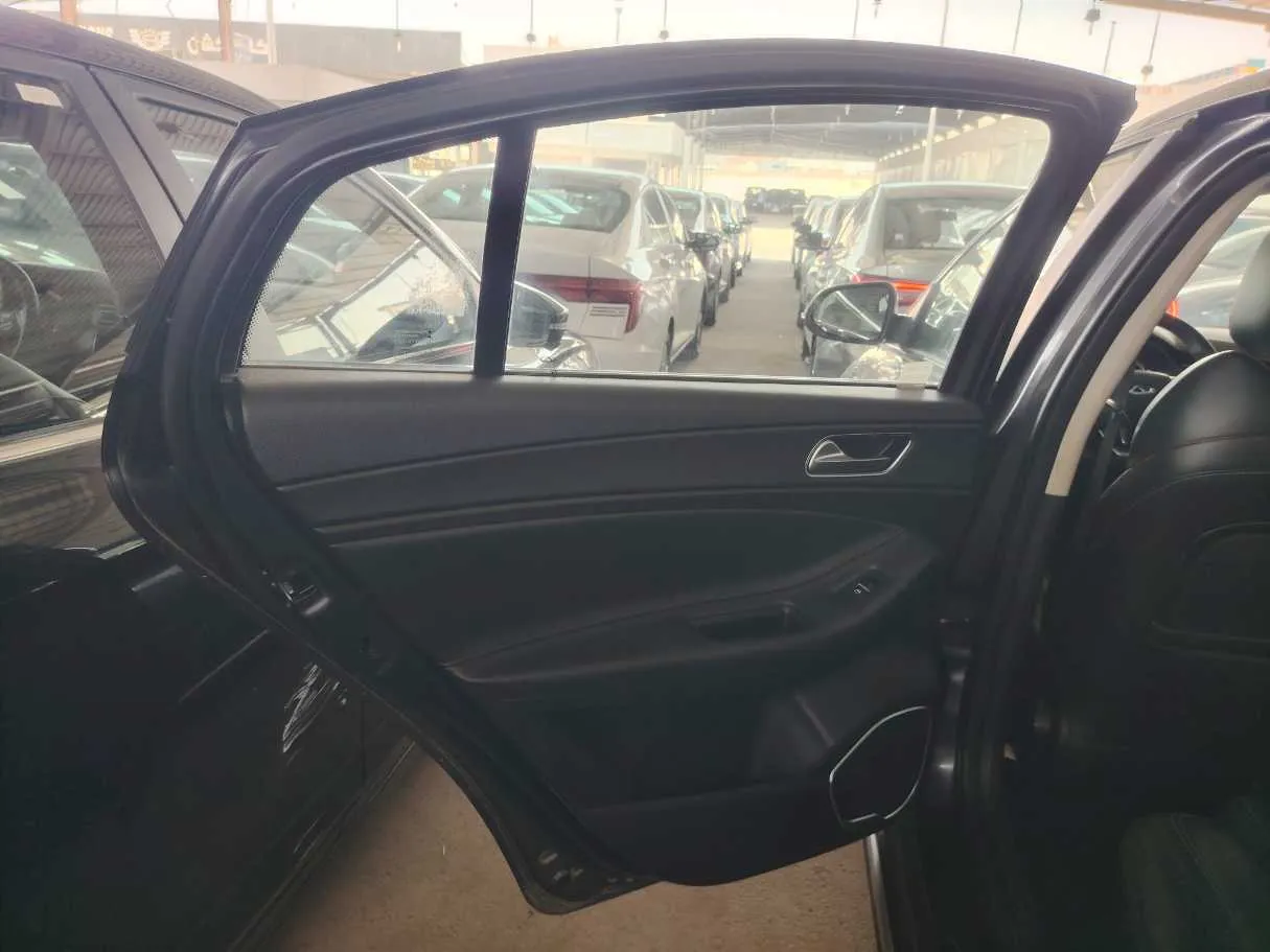 Car image 16