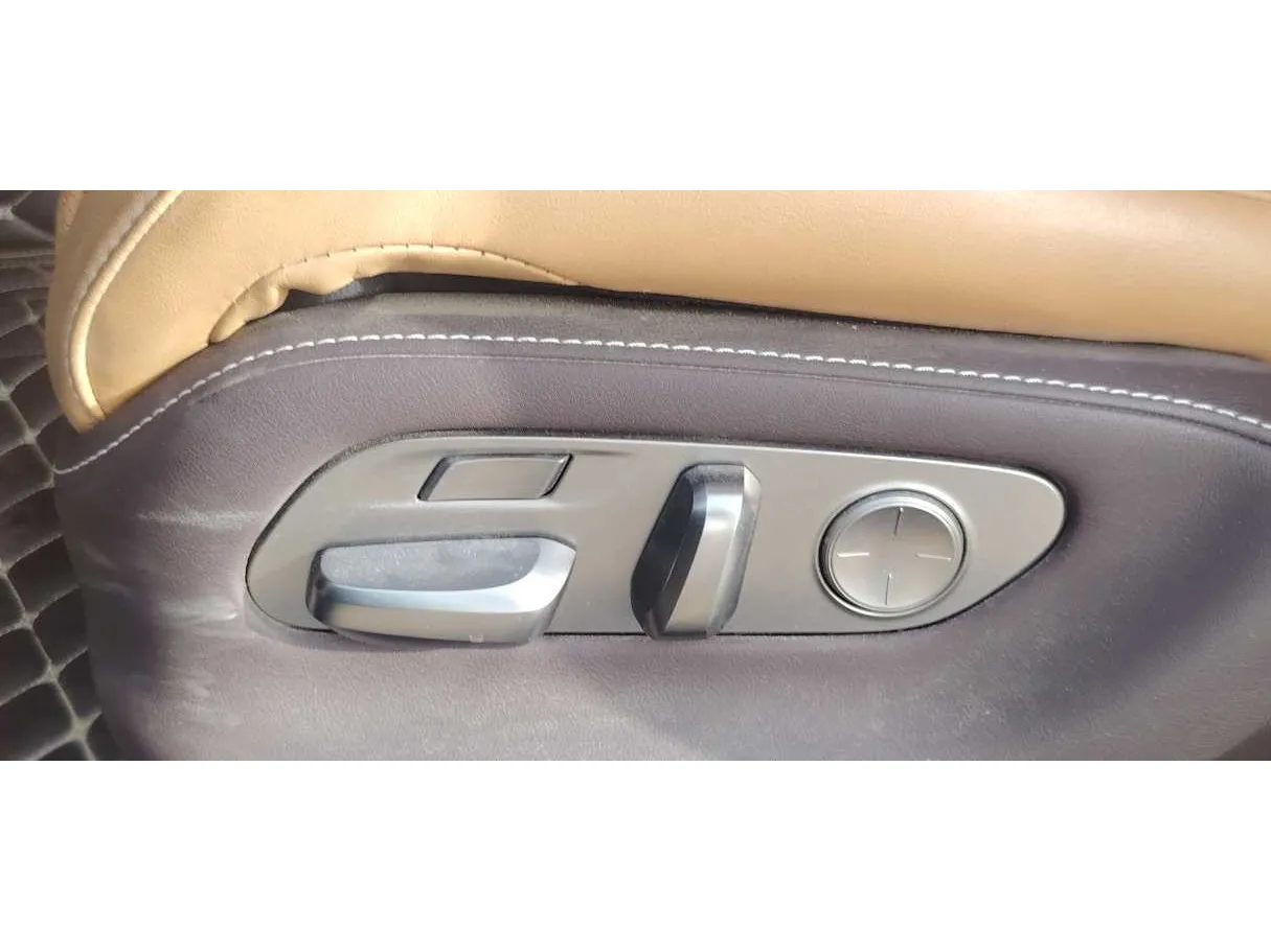 Car image 40