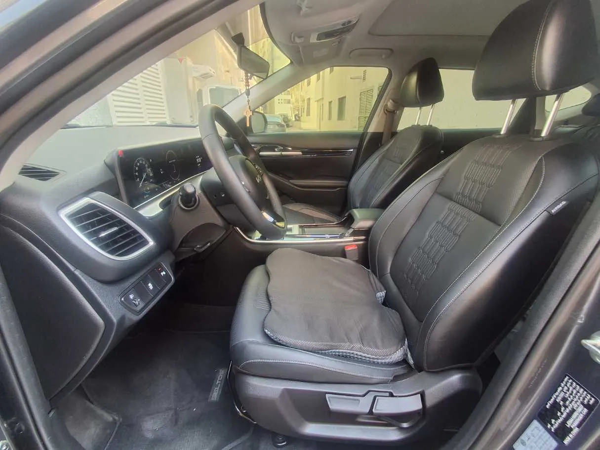 Car image 12
