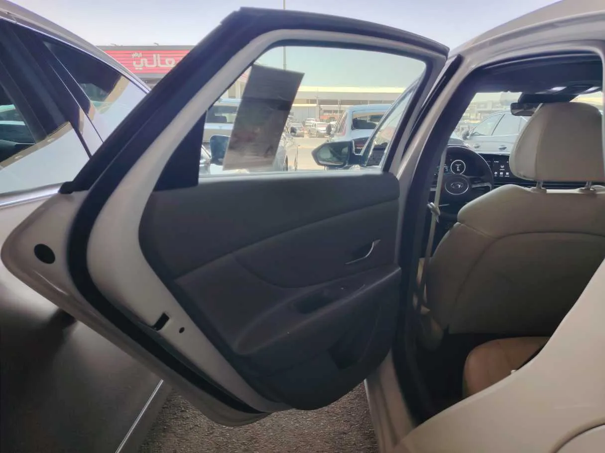 Car image 19